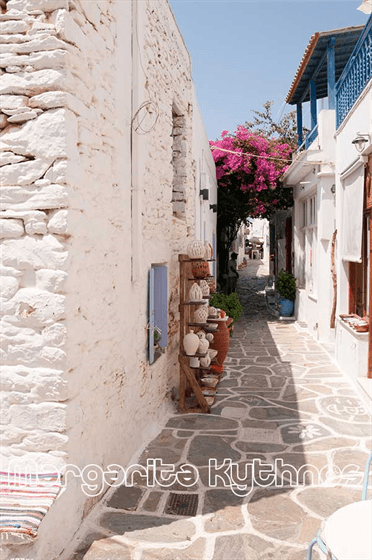 Χώρα Κύθνου γραφικά πλακόστρωτα δρομάκια....